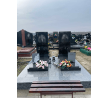 Подвійний пам'ятник 71