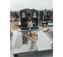 Подвійний пам'ятник 74