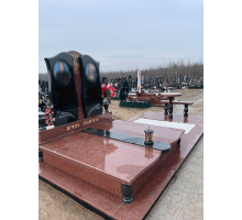 Подвійний пам'ятник 82