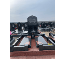 Подвійний пам'ятник 83